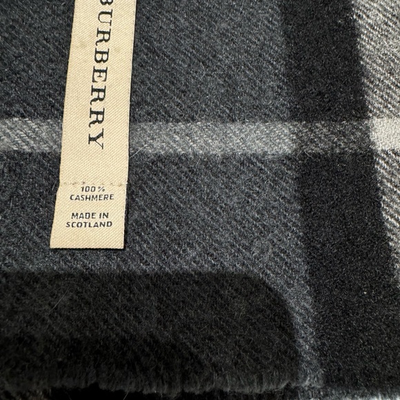 Burberry scarves authentic - Picture 3 of 11